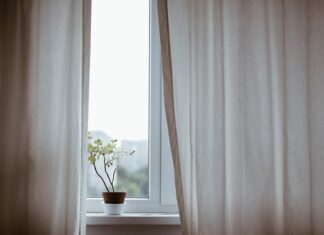 Jak zamontować zasłony na balkonie w bloku?